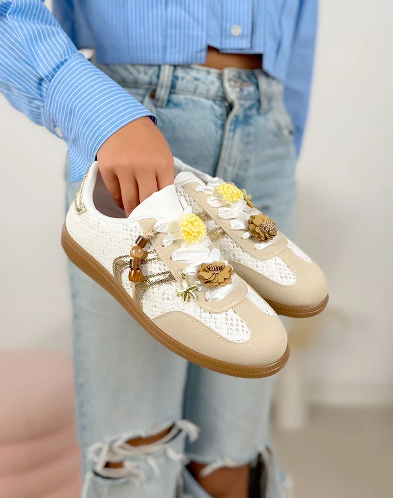 Basket femme beige et blanche tendance avec broderie dentelle et bijoux fleurs dorés
