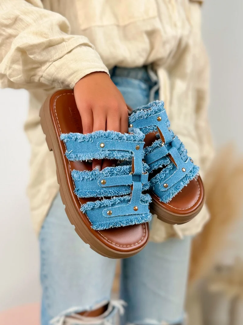 Mule femme bleue tendance en jean effiloché clouté doré avec semelle crantée