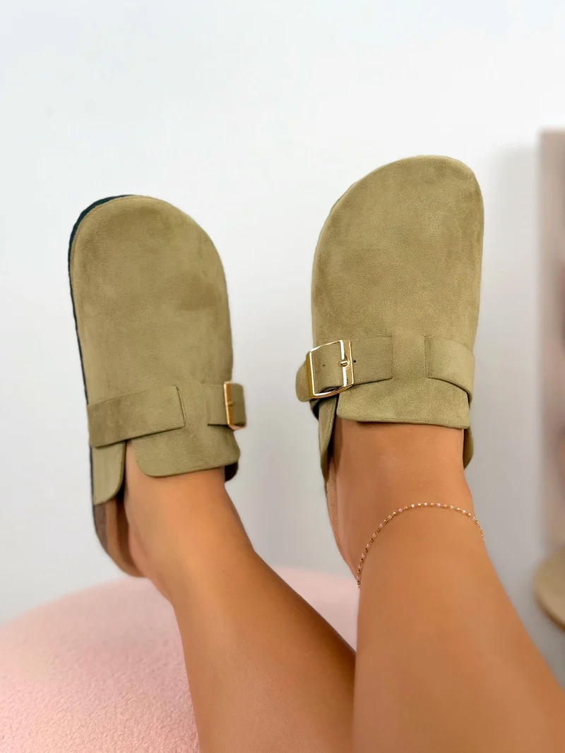 Mule femme verte tendance en suédine avec boucles dorées