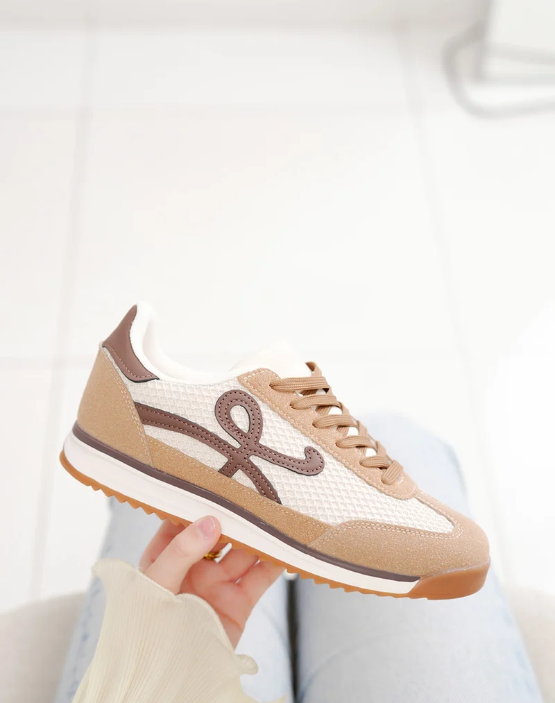 Basket femme marron clair tendance à empiècements tissés beige et détails marron foncé