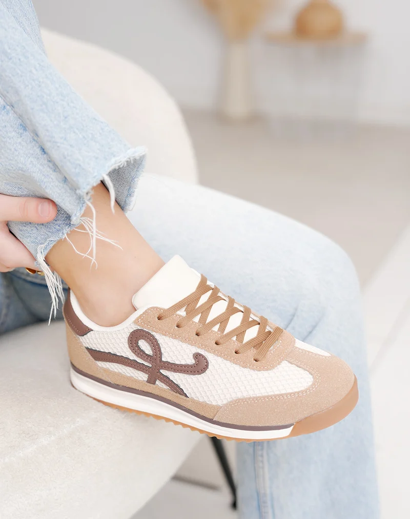 Basket femme marron clair tendance à empiècements tissés beige et détails marron foncé
