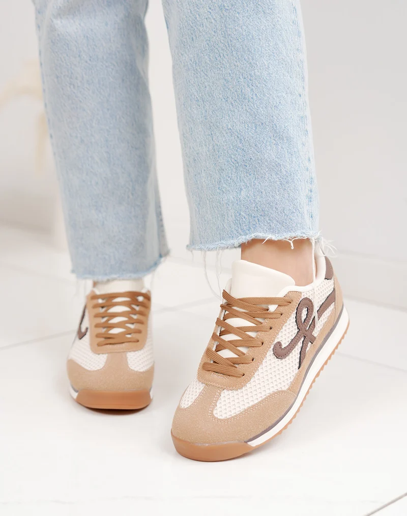 Basket femme marron clair tendance à empiècements tissés beige et détails marron foncé