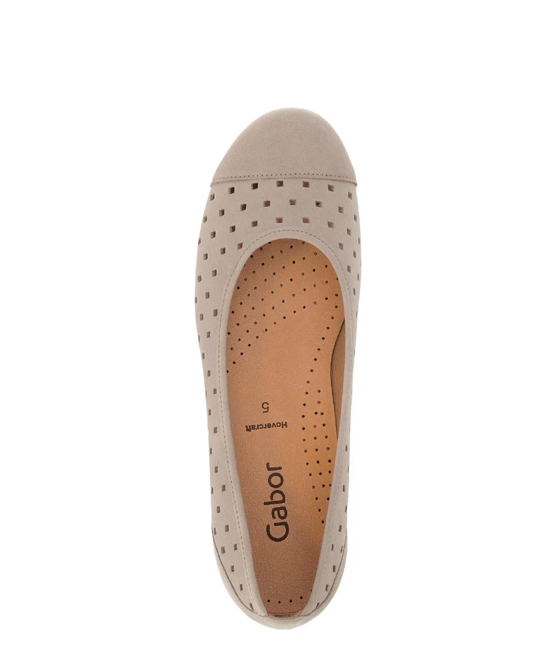 Ballerines perforées beiges en Nubuck