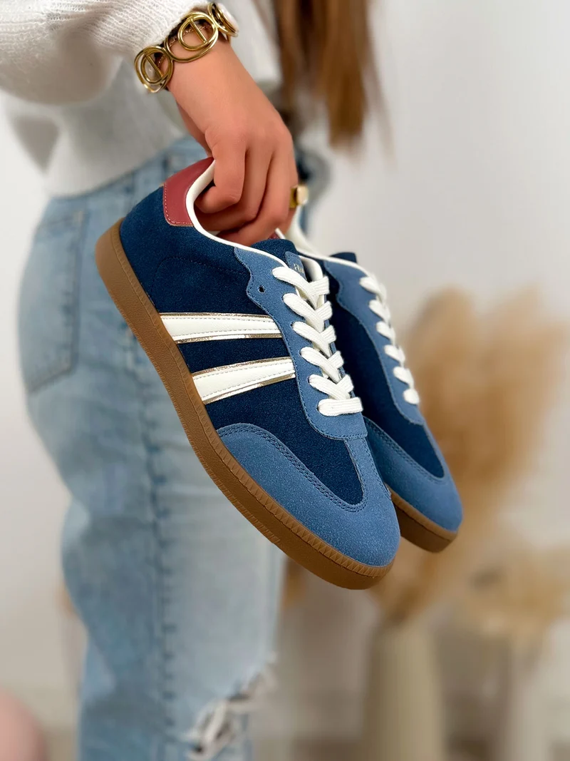 Basket femme bleue tendance en suédine avec rayures blanches et empiècement bordeaux