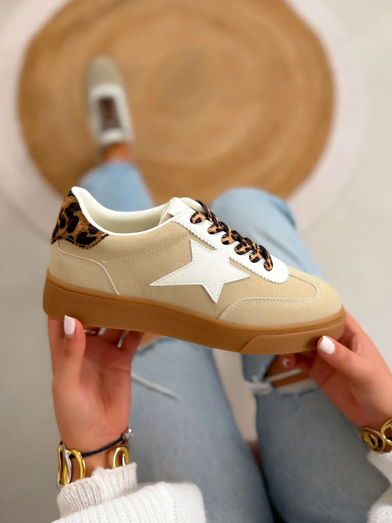Basket femme beige tendance en suédine avec étoile blanche et détails effet animal