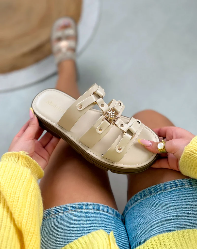Mules femme beige élégante à triple lanière avec bijoux dorés et semelle crantée