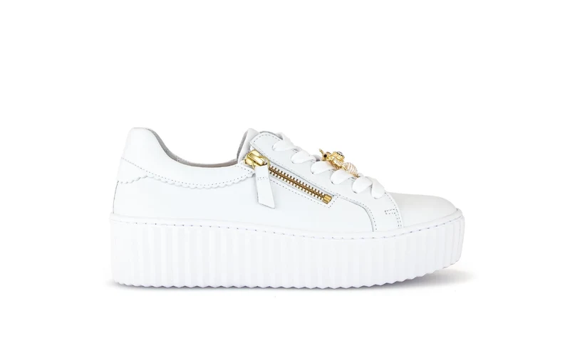Baskets blanches en cuir avec un bijou fantaisie abeille
