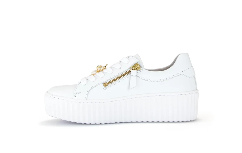 Baskets blanches en cuir avec un bijou fantaisie abeille