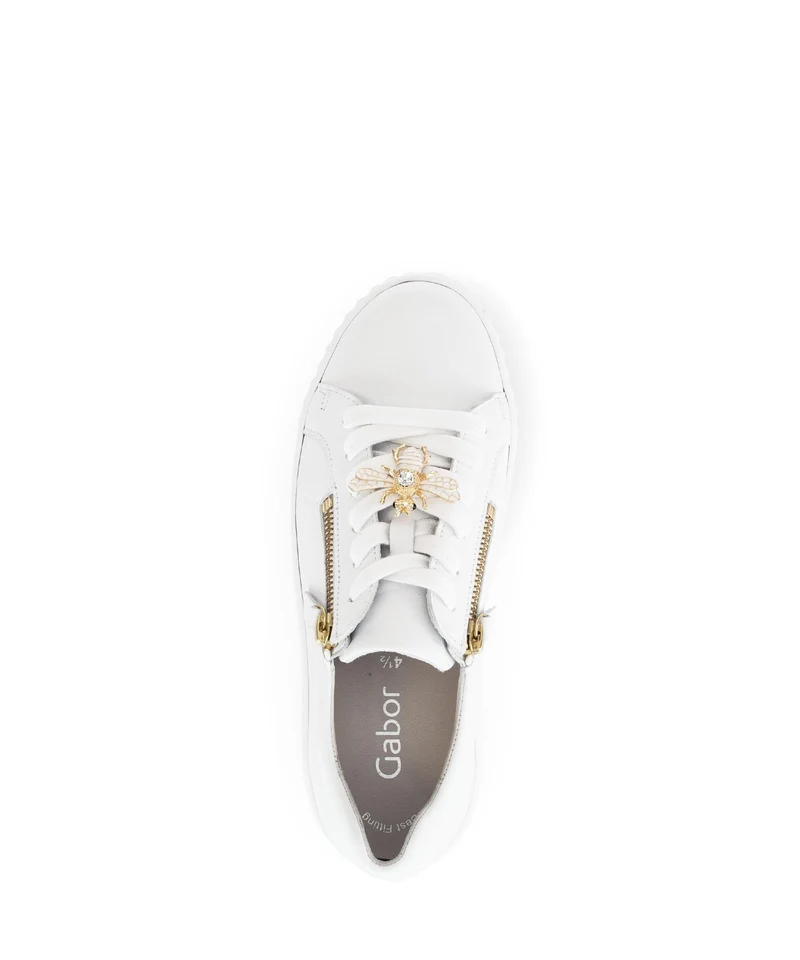 Baskets blanches en cuir avec un bijou fantaisie abeille
