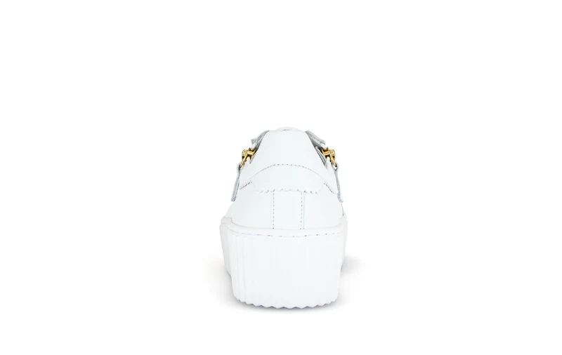 Baskets blanches en cuir avec un bijou fantaisie abeille