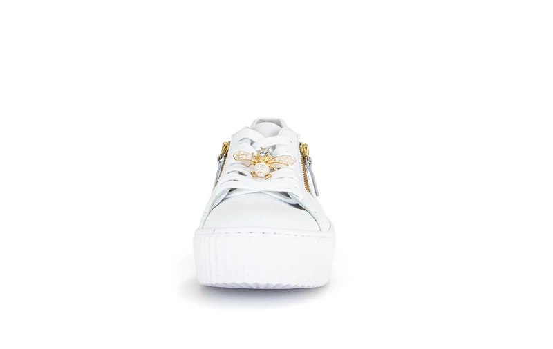 Baskets blanches en cuir avec un bijou fantaisie abeille
