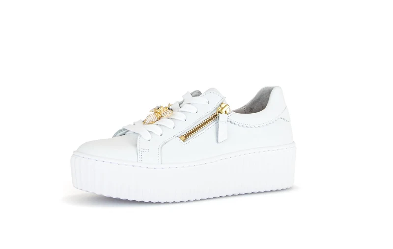 Baskets blanches en cuir avec un bijou fantaisie abeille