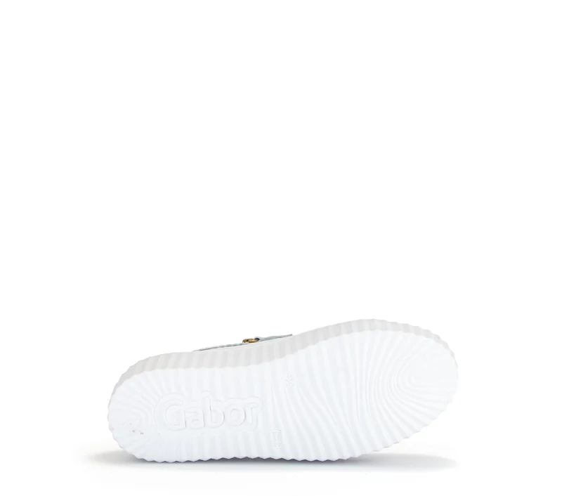 Baskets blanches en cuir avec un bijou fantaisie abeille