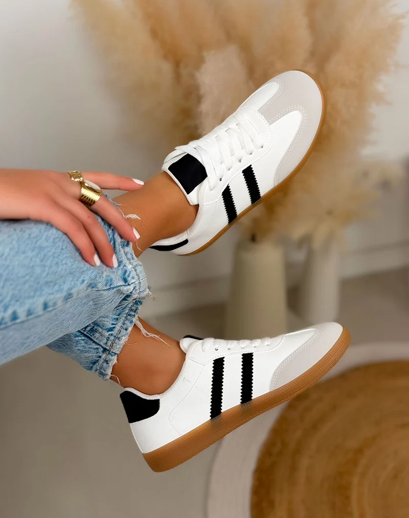 Basket femme blanche tendance avec empiècements gris et bandes noires