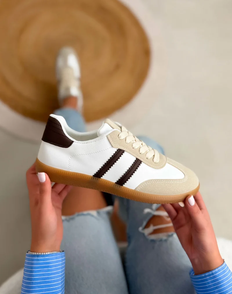 Basket femme blanche tendance avec empiècements beige et bandes marron