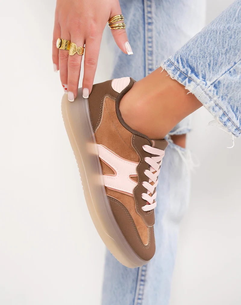 Basket femme marron tendance avec empiècement rose et lacets roses