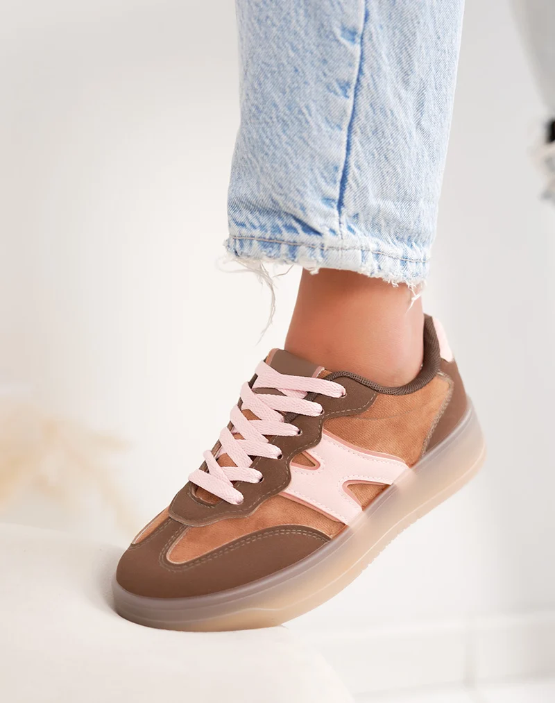 Basket femme marron tendance avec empiècement rose et lacets roses