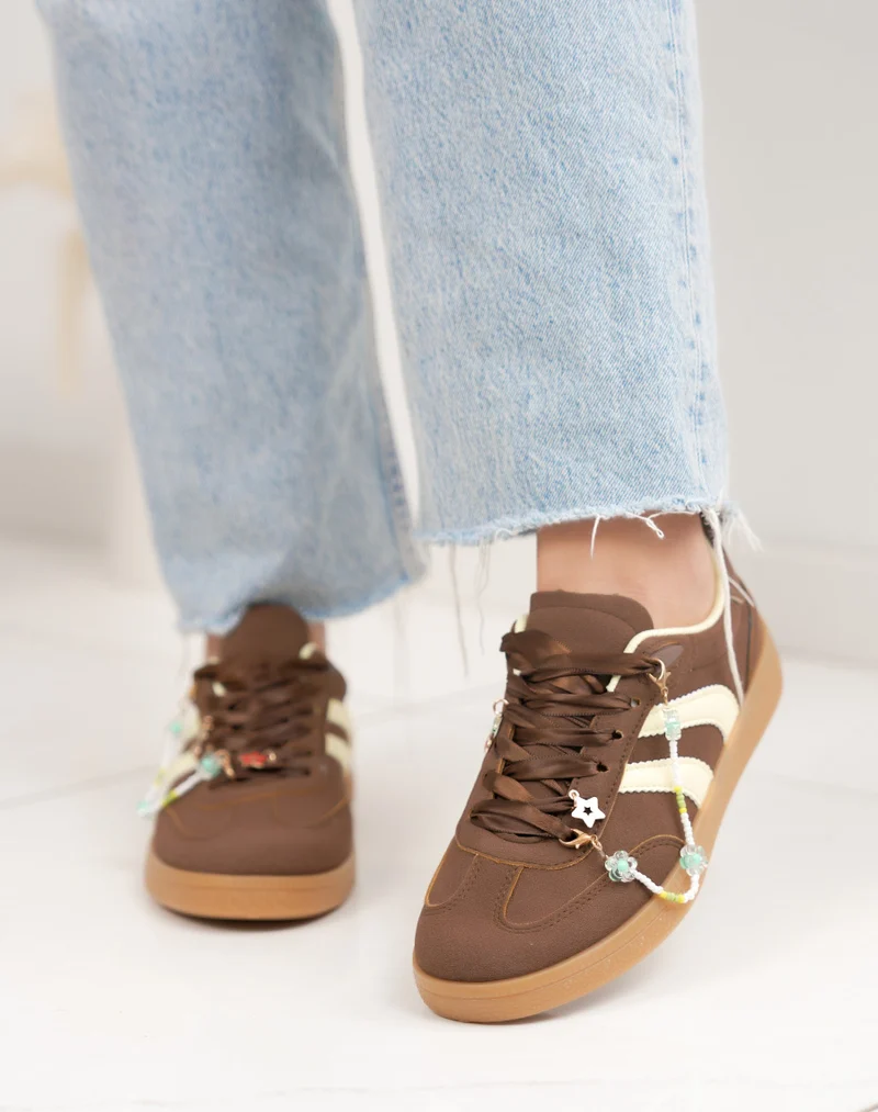 Basket femme marron tendance à rayures jaunes avec chaîne perles décorative