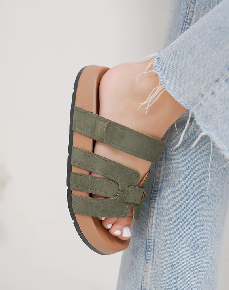 Mules femme vert kaki tendance en suédine à brides croisées et scratch confortable