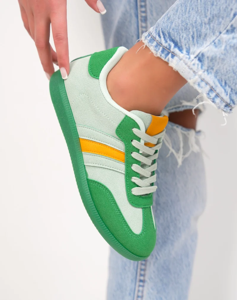 Basket femme verte claire tendance en suédine avec empiècements vert foncé et moutarde