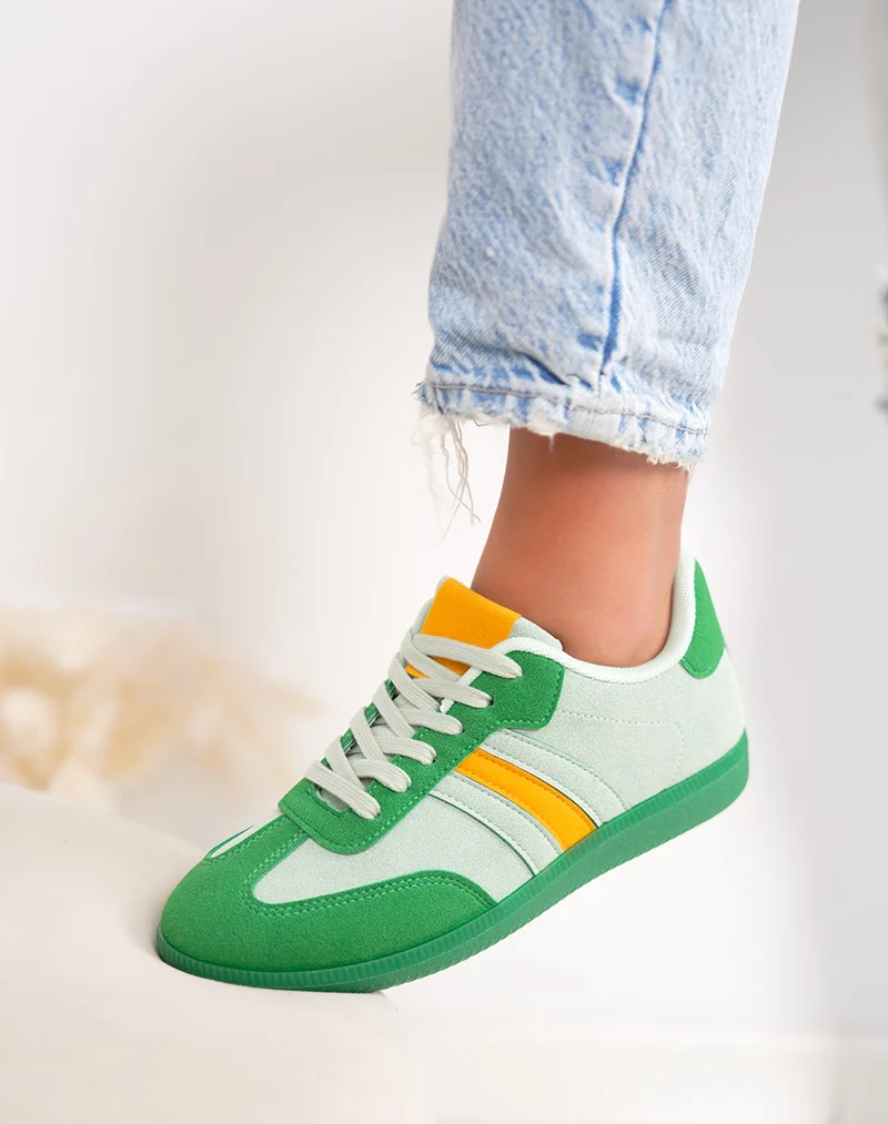 Basket femme verte claire tendance en suédine avec empiècements vert foncé et moutarde