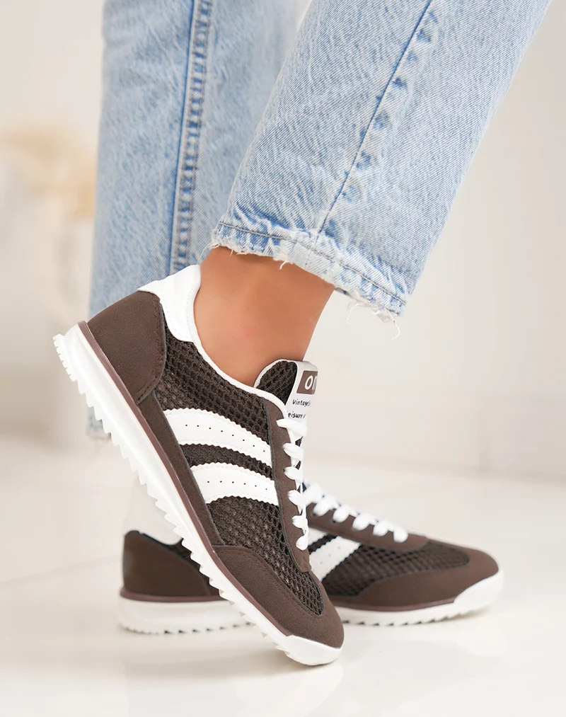 Basket femme marron tendance avec empiècements blancs style rétro
