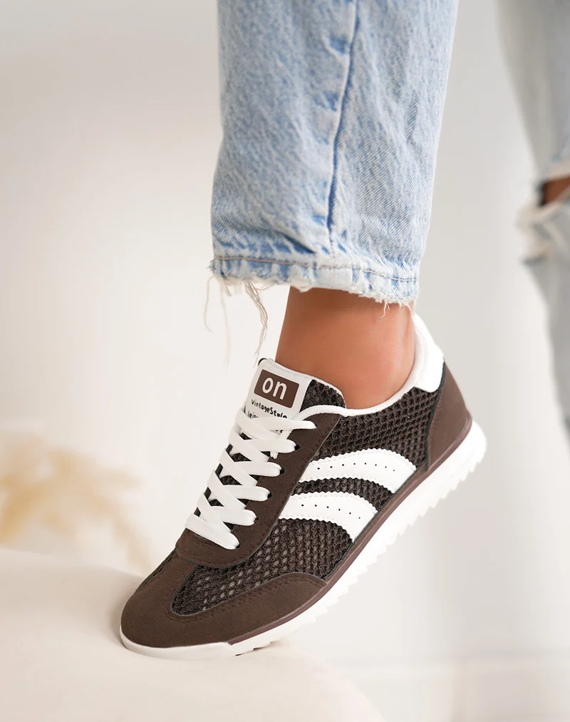 Basket femme marron tendance avec empiècements blancs style rétro