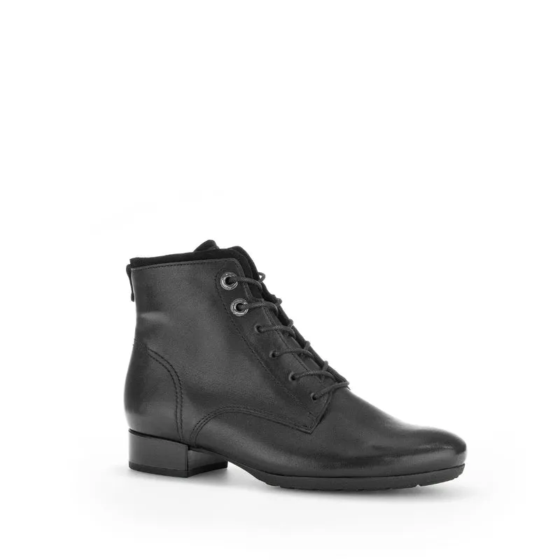 Bottines à lacets noires en combinaison cuirs