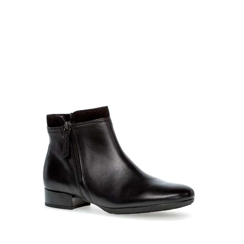 Bottines noires en combinaison cuirs