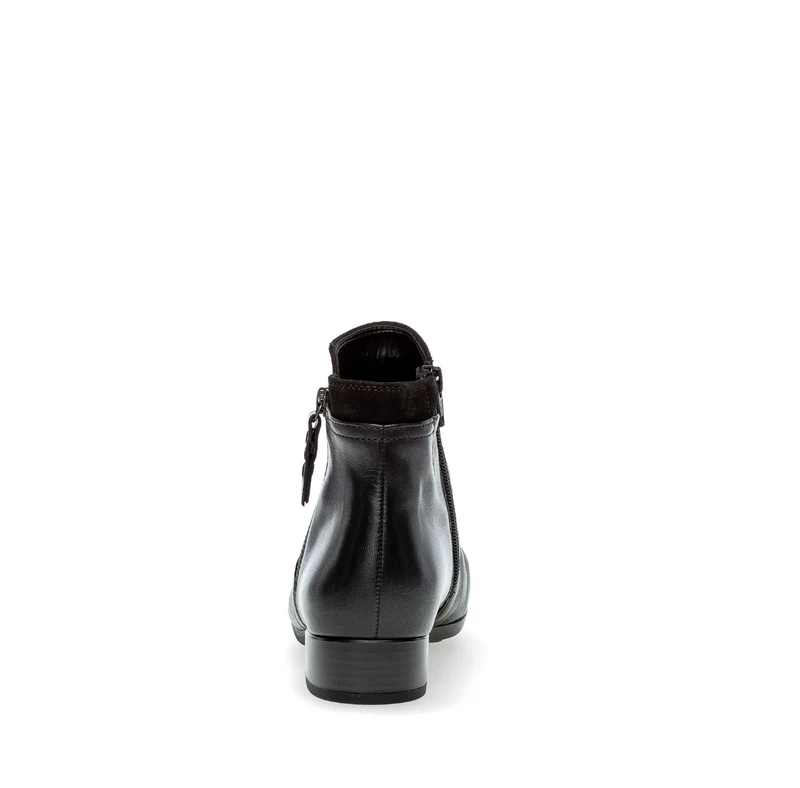 Bottines noires en combinaison cuirs