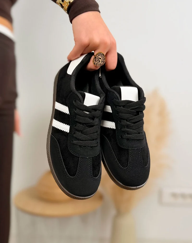 Basket femme noire tendance en suédine avec bandes blanches et semelle plate