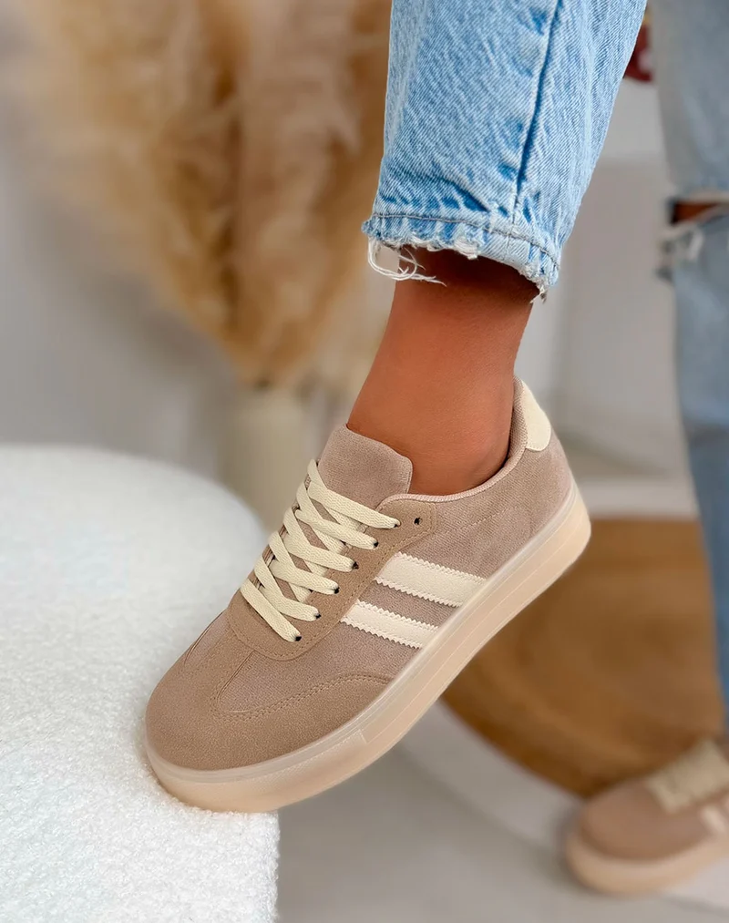 Basket femme beige tendance en suédine avec bandes crème et semelle plateforme