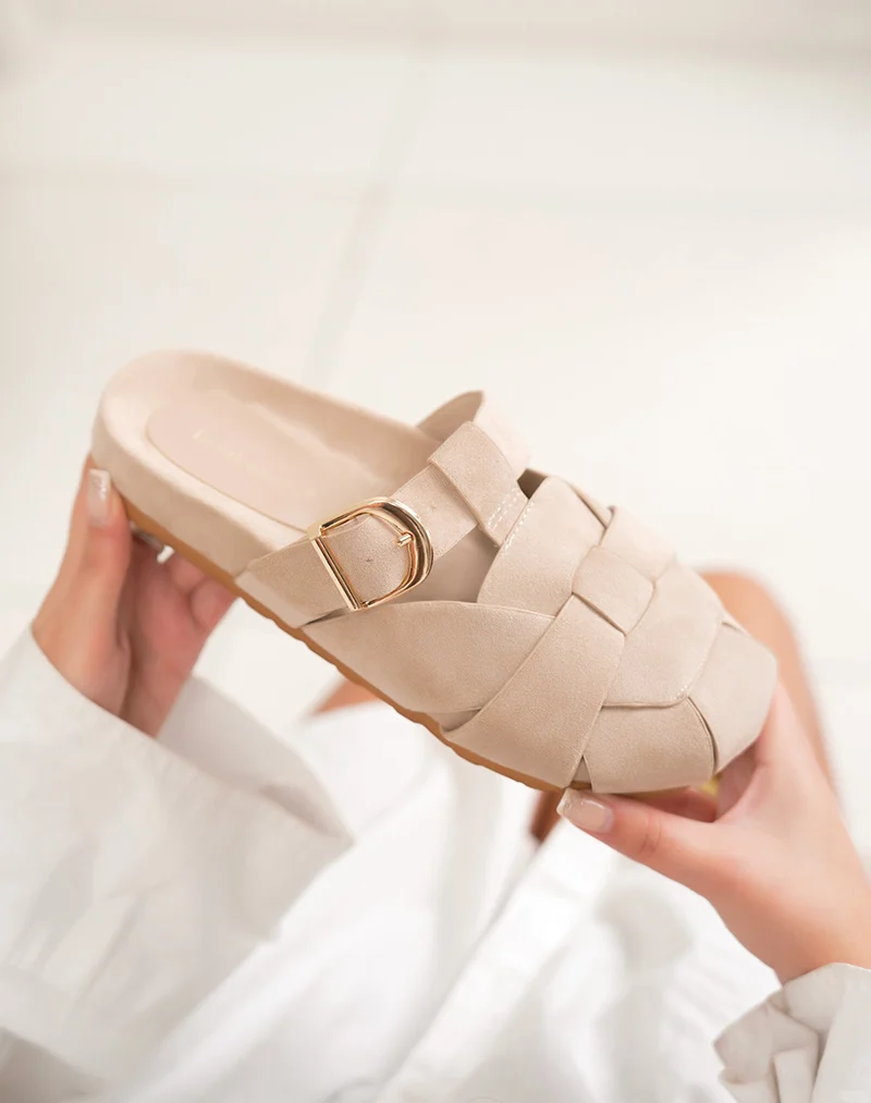 Mule femme beige élégante avec brides croisées en suédine et boucle dorée brillante