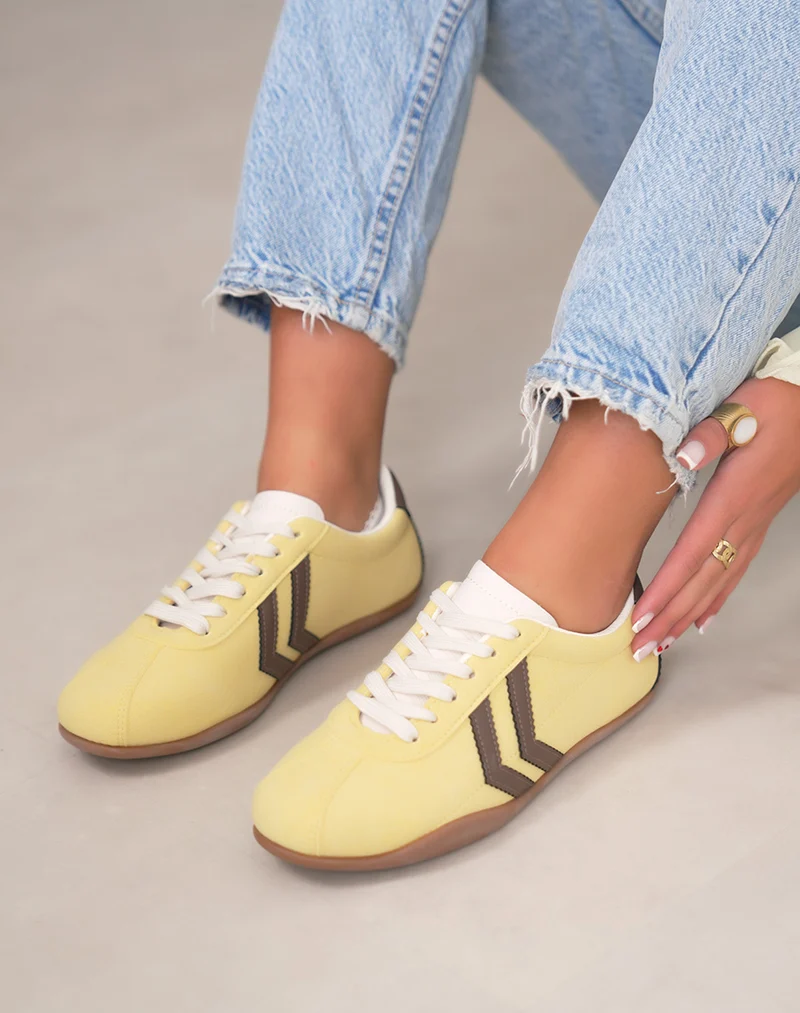 Baskets femme jaunes tendance à empiècements marron style rétro