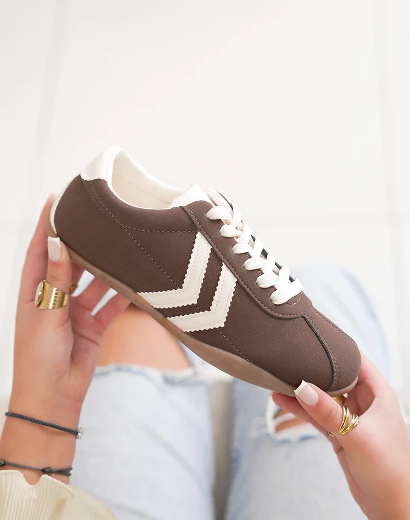 Baskets femme marron élégantes à empiècement beige clair style rétro