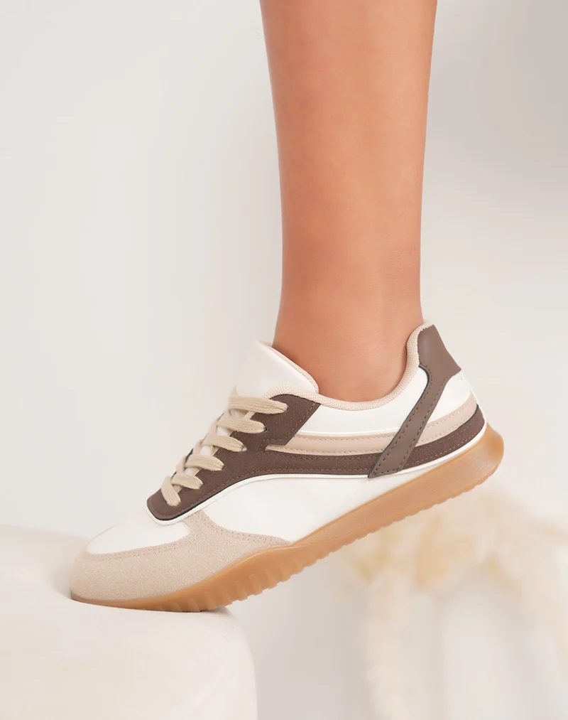 Baskets femme beiges tendance à empiècements taupe et marron