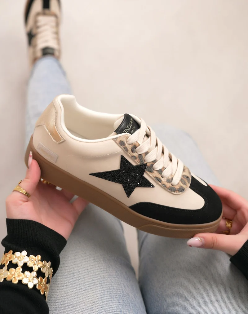 Basket femme noire et beige tendance à plateforme avec étoile pailletée et détail léopard