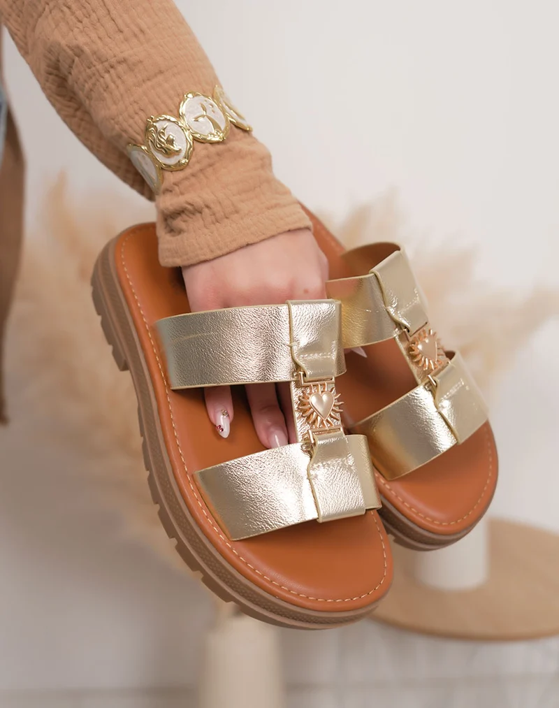 Mules femme dorées tendance à plateforme camel avec bijou cœur élégant