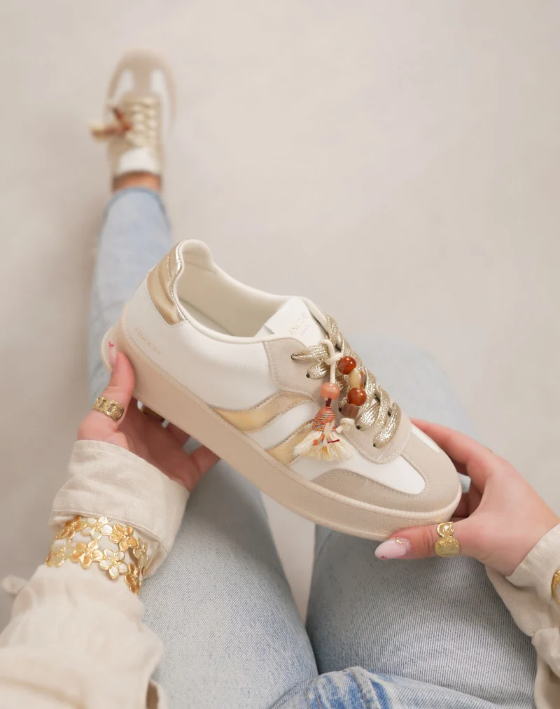 Basket femme blanche tendance avec empiècements beige et dorés et lacets bijoux