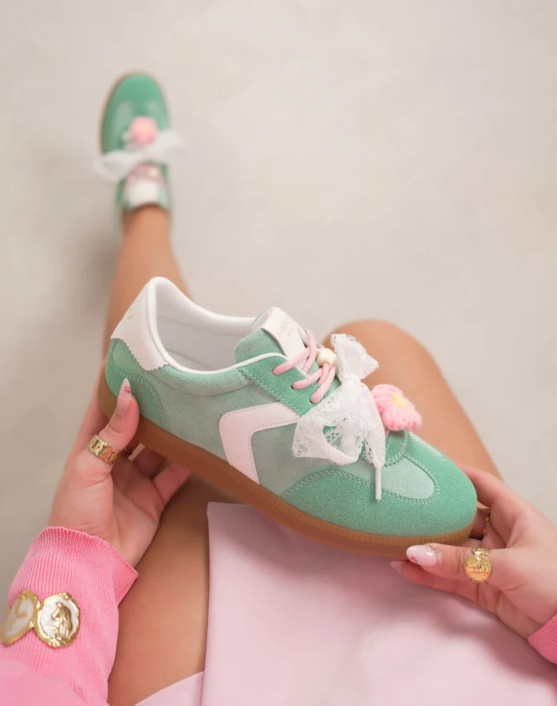 Basket femme verte tendance en suédine avec empiècements blancs et lacets fantaisie
