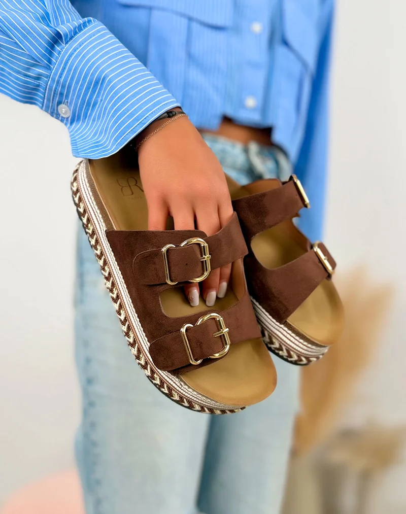 Mules femme marron tendance en suédine avec double bride et plateforme tressée