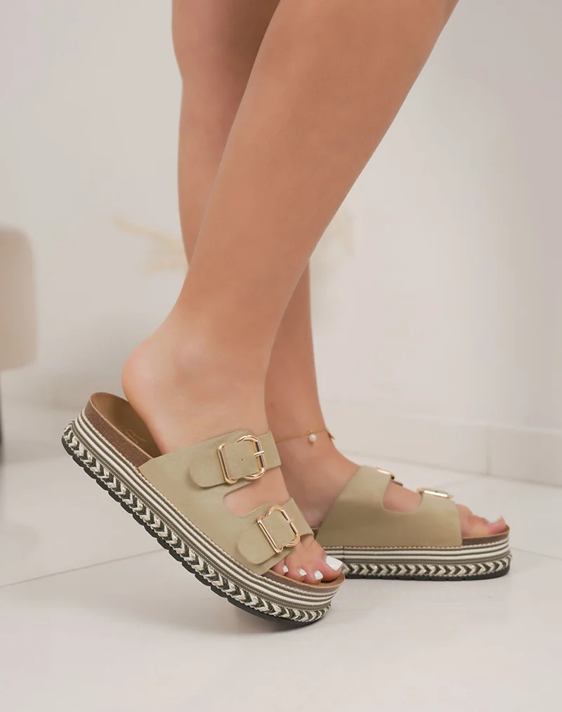 Mules femme vertes tendance en suédine avec double bride et plateforme tressée
