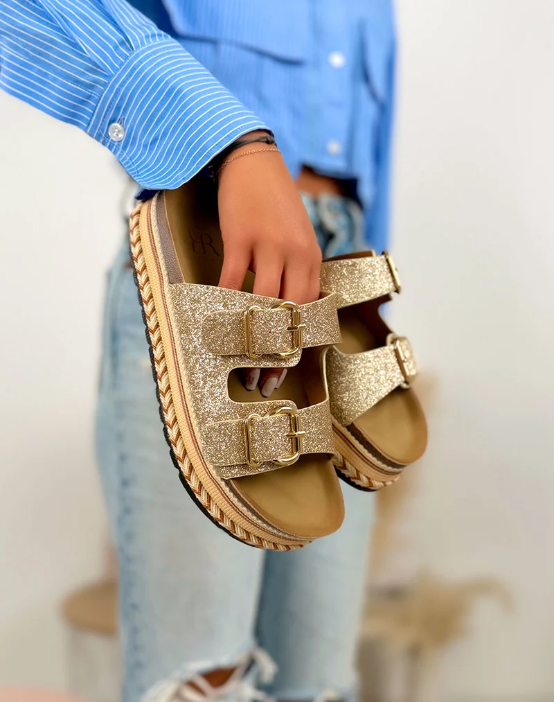 Mules femme dorées tendance à paillettes avec double bride et plateforme tressée