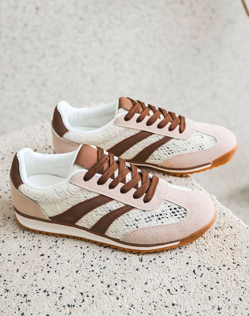 Basket femme beige et marron tendance avec broderie et double rayures