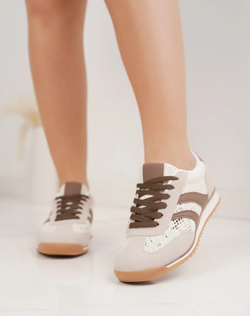 Basket femme beige et marron tendance avec broderie et double rayures