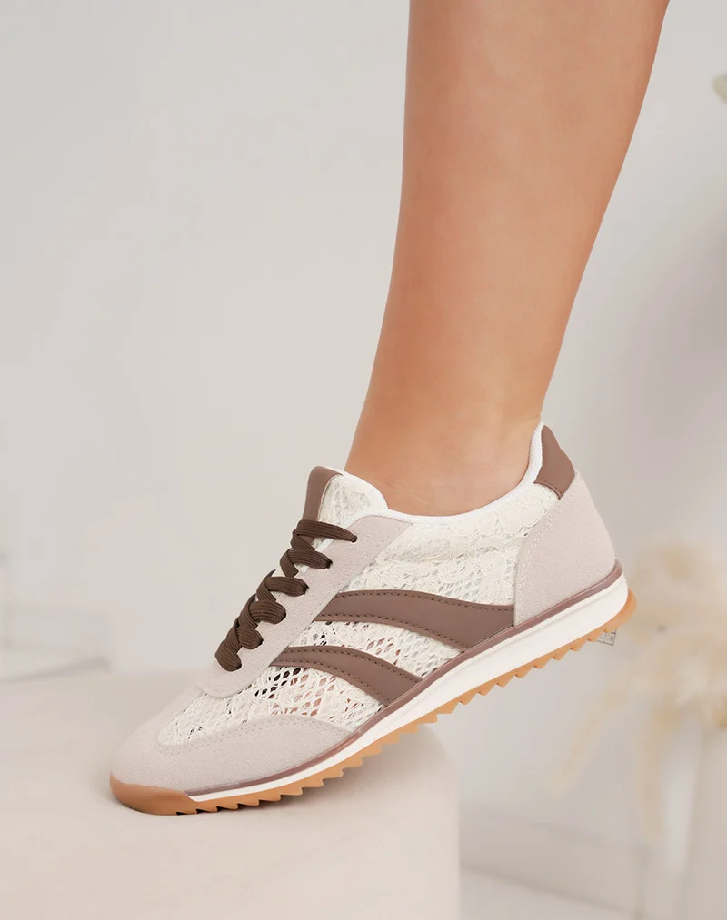Basket femme beige et marron tendance avec broderie et double rayures