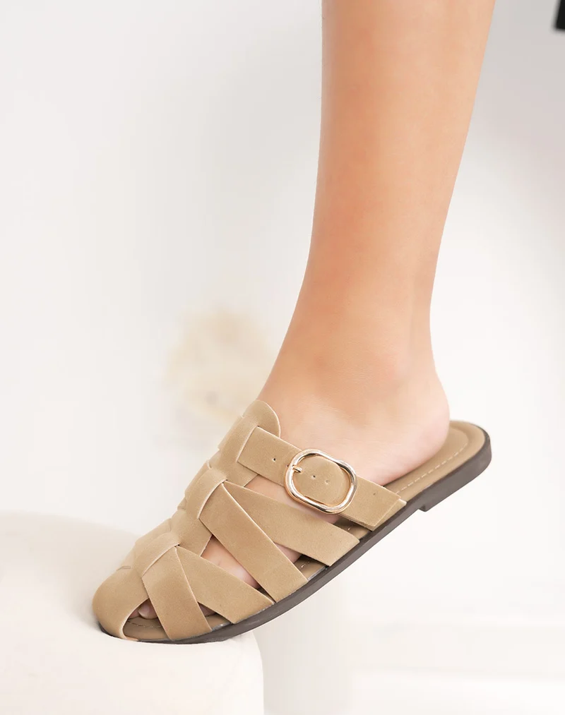 Mules beiges à bride avec boucle dorée