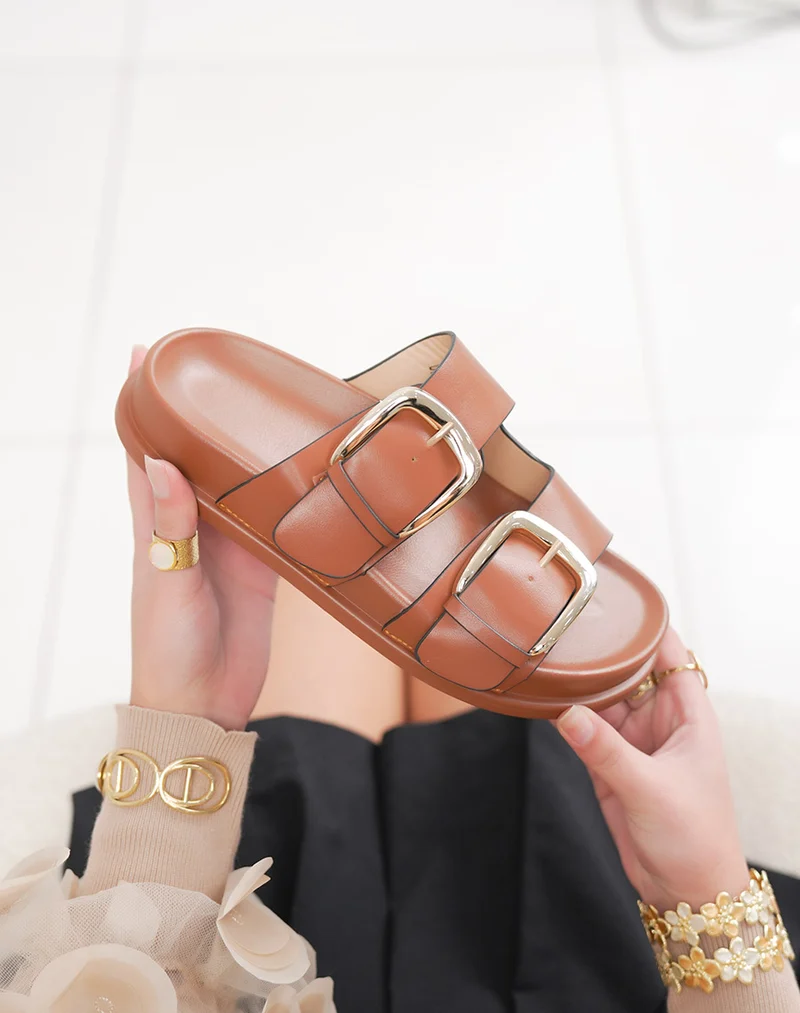Mules marrons à double bride avec boucles dorées