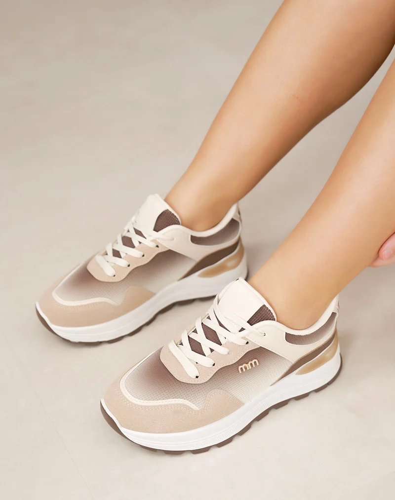 Baskets femme beige à empiècements marron et blancs avec détail bijou