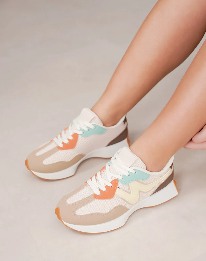 Basket femme multicolore tendance à lacets blancs avec empiècements colorés